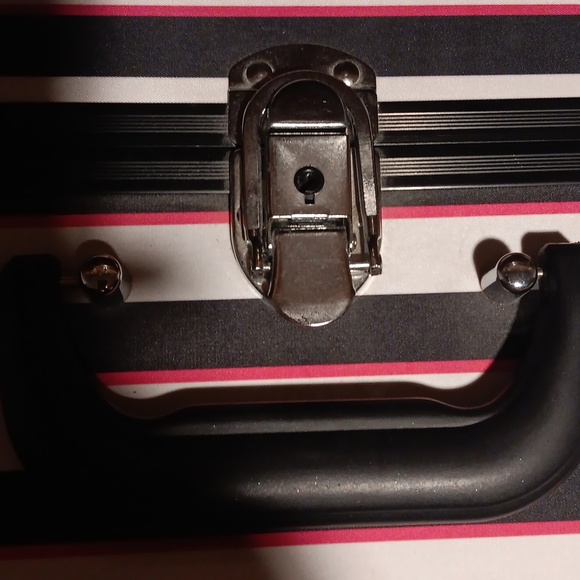 Caboodles hair and makeup hard case key does not work.🙄☹️ - Picture 5 of 5